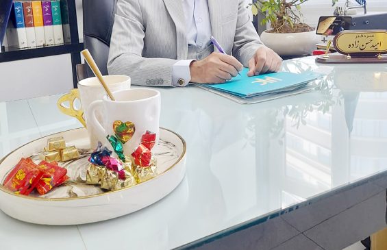 عکس| آغاز به کار دفاتر اسناد رسمی سنندج با شیرینی و شکلات!